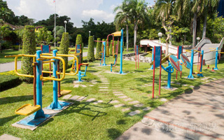 你是不是也曾在装修时被“终身免费维修”这几个字打动？听起来像是一张永久通行证，从此水龙头滴水、花洒堵塞、龙头松动……统统不用愁。但真相究竟如何？今天我们就来深挖法恩莎“终身免费维修”的承诺，看看它到底是实打实的保障，还是营销话术下的美丽泡沫。