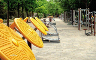 你是否想过，一扇窗也能成为家的“隐形防护罩”？在2025年这个健康与品质并重的时代，建材行业正以前所未有的速度迭代升级，从艺术涂料到系统门窗，从环保板材到智能五金，每一件新品背后都藏着对美好生活的极致追求。而这一切，正在中国建材网的海量资讯中高频上演。